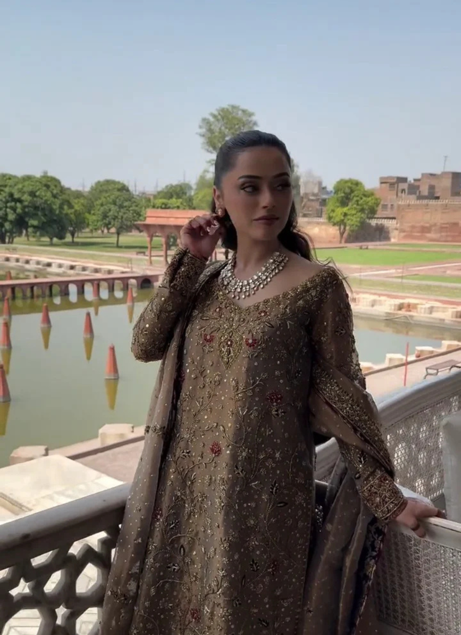 18 Golden Grace in Antique Hues