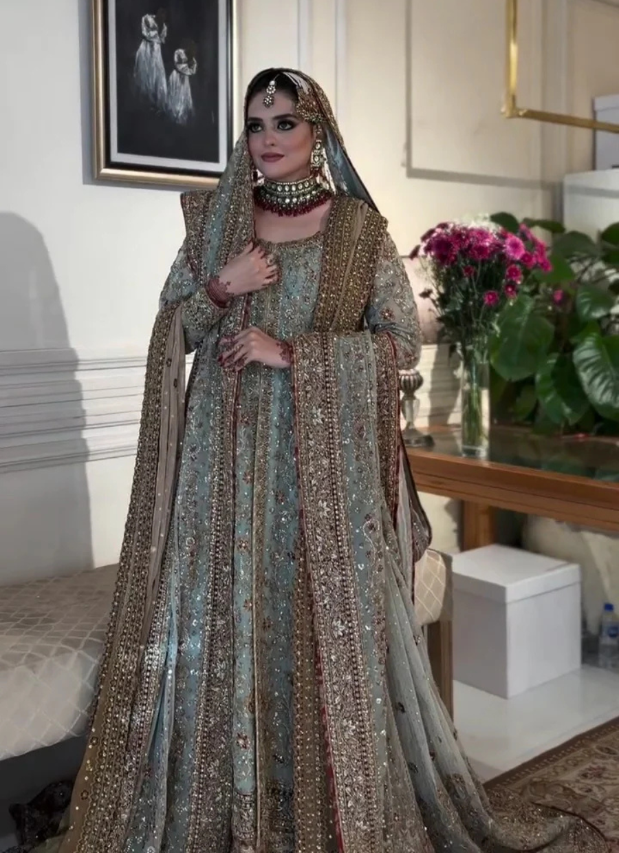 18 Regal Elegance in Teal & Antique Gold