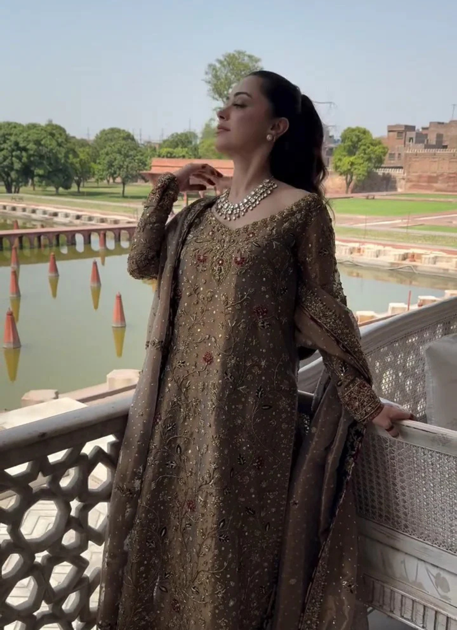 18 Golden Grace in Antique Hues